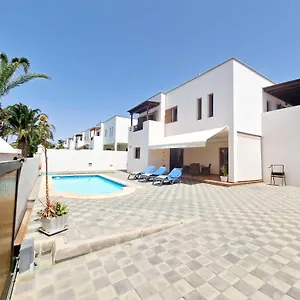 https://las-caletas-holiday-home.in-canary-islands.com